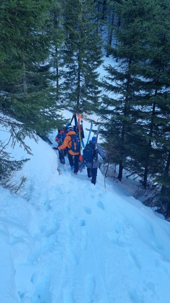 Horskí záchranári pri transporte pacienta