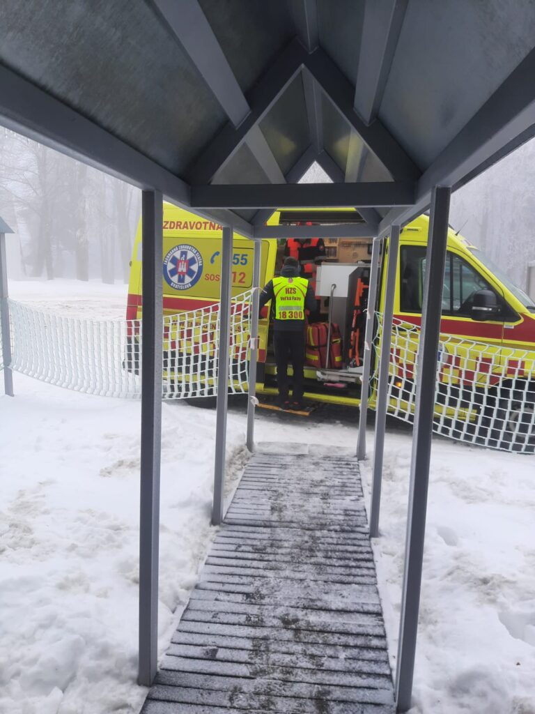 záchranár HZS odovzdáva pacientku posádke RZP