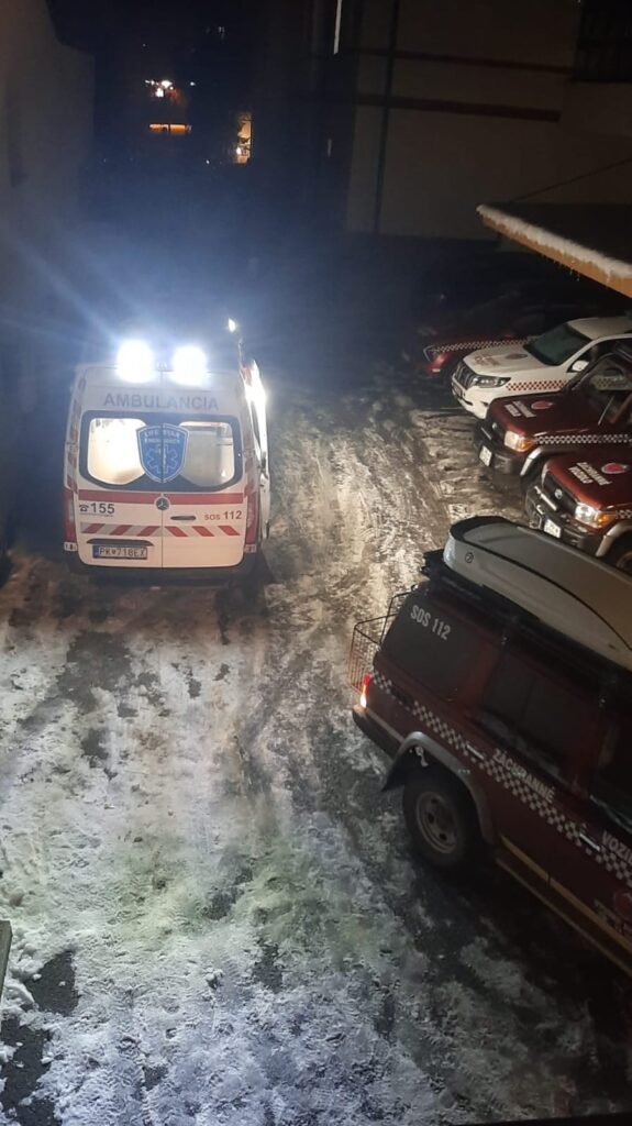 odovzdávanie pacientky posádke RZP pri Dome HZS v Starom Smokovci