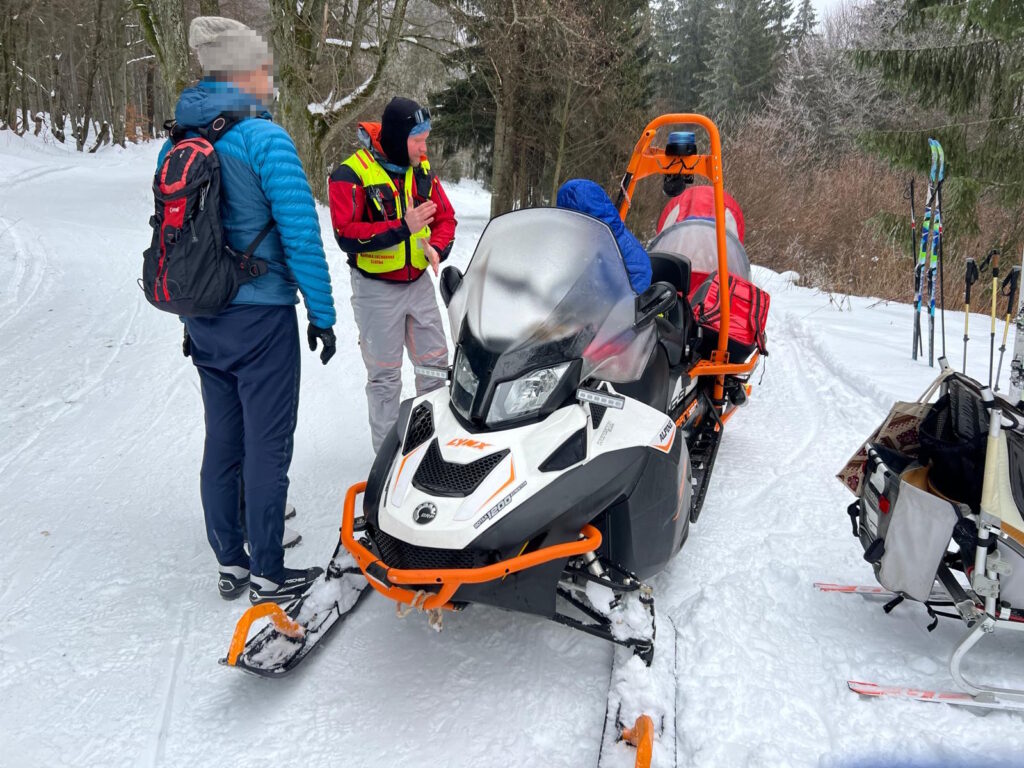 Horskí záchranári pri snežnom skútri HZS