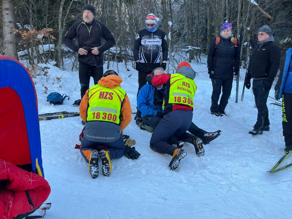 Horskí záchranári pri ošetrovaní pacienta