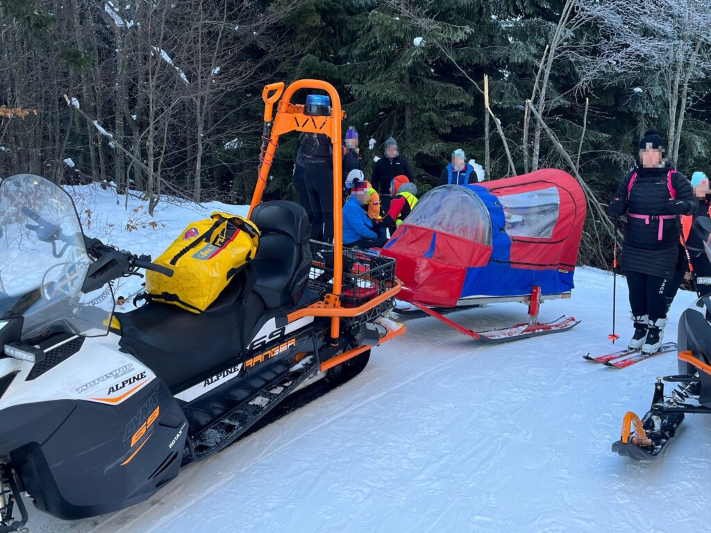 Horskí záchranári ošetrujú pacienta pred jeho nabalením