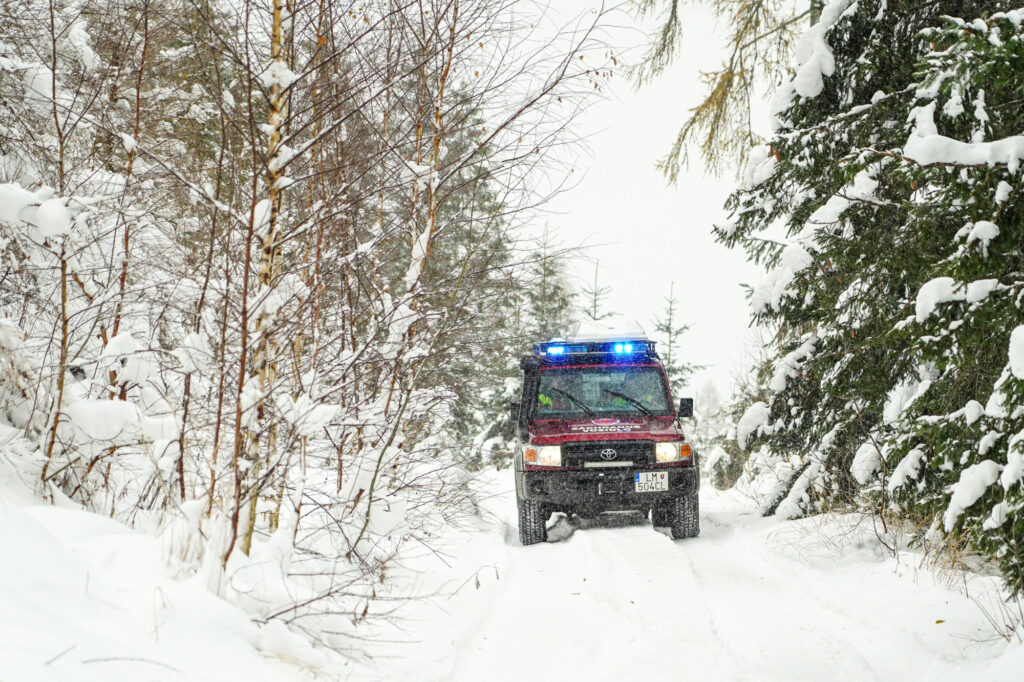 terénne vozidlo HZS na zasneženej ceste