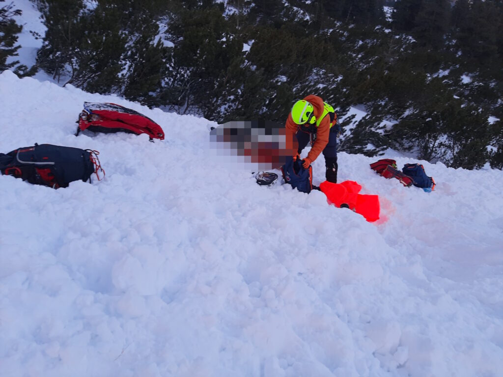 Horský záchranár na lavínisku