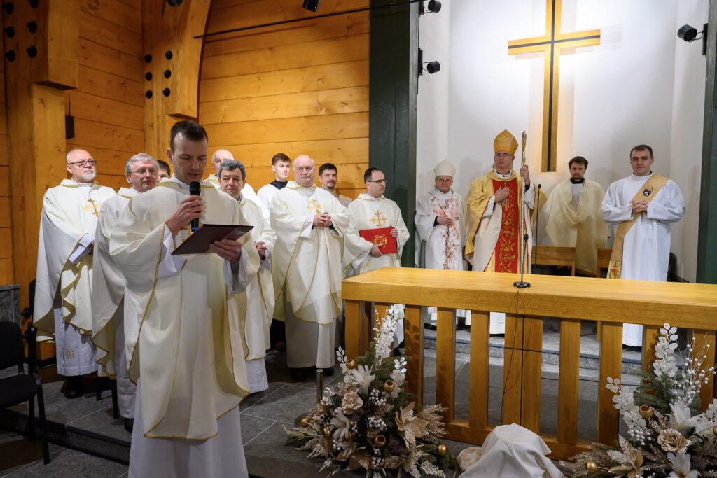 zástupcovia cirkvi v kostole počas slávnostného príhovoru kaplána Horskej záchrannej služby Jána Dubeckého