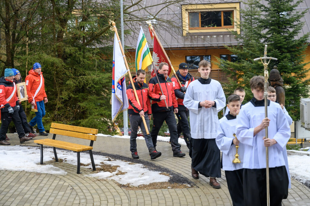 Horskí záchranári HZS a TOPR spolu s miništrantmi kráčajú do kostola