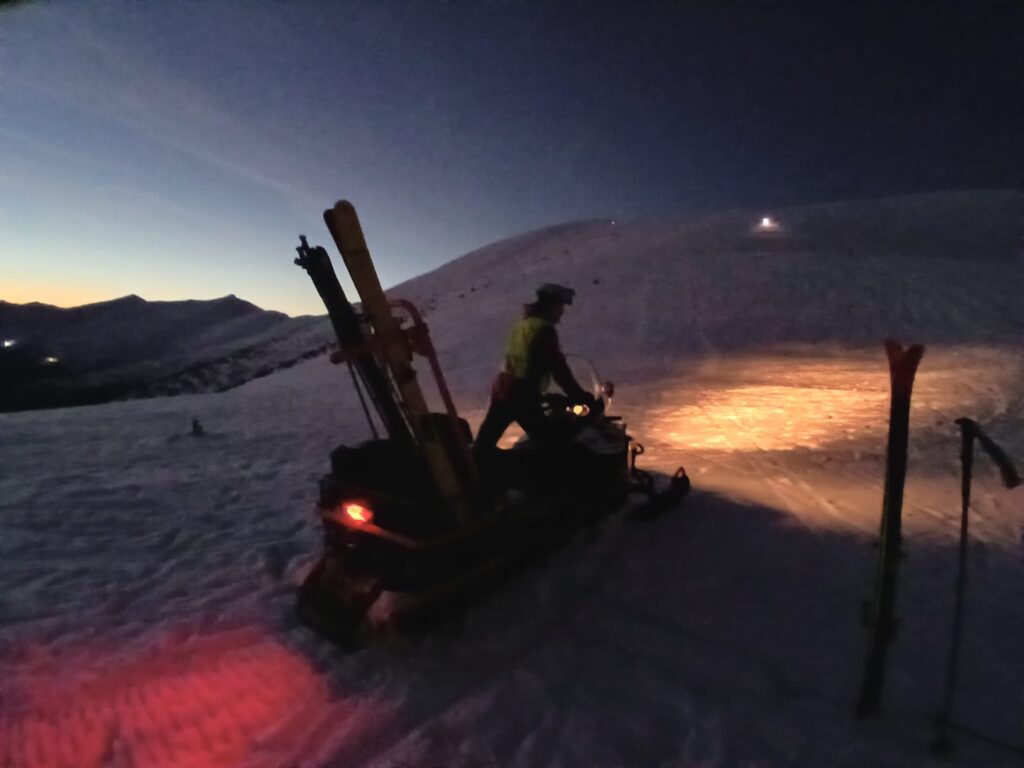 záchranár na snežnom skútri