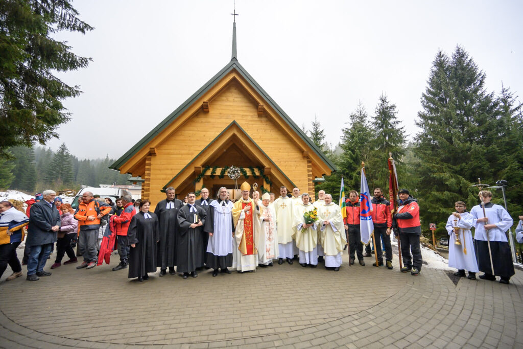 zástupcovia cirkvi spolu s horskými záchranármi pred kostolom v Demänovskej doline