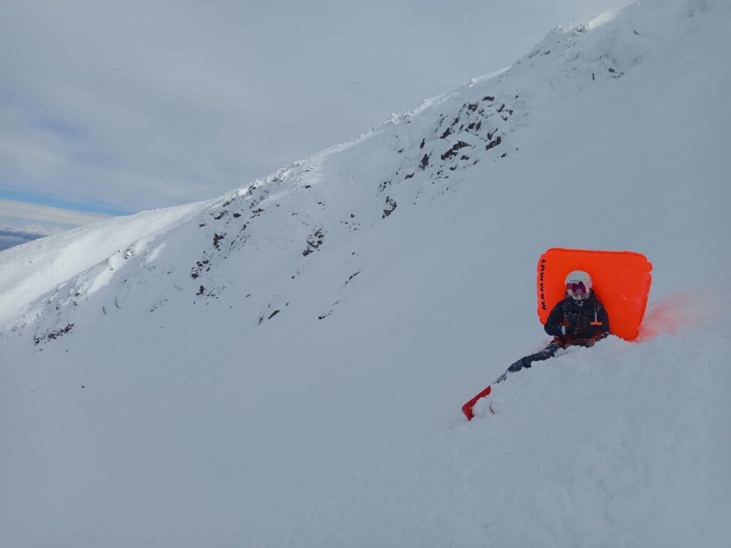 Nízke Tatry, žena v žľabe po páde, aktivovaný lavínový batoh