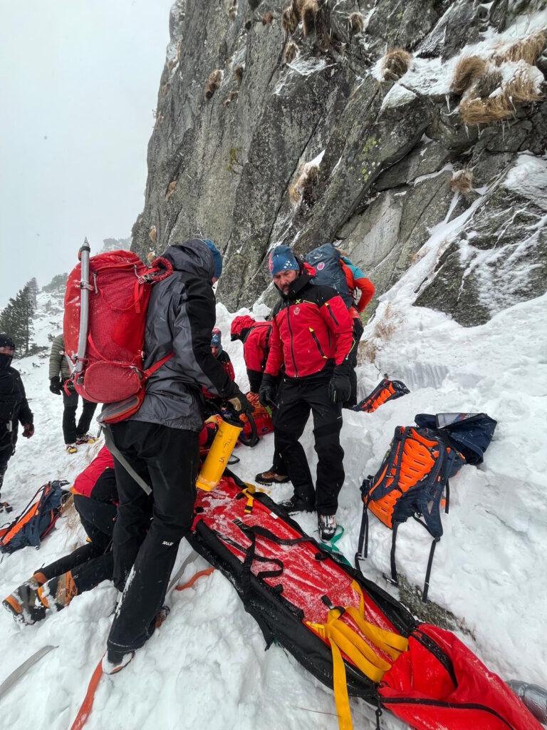 Záchranná akcia vo Vysokých Tatrách v Mengusovskej doline nabalenie pacienta