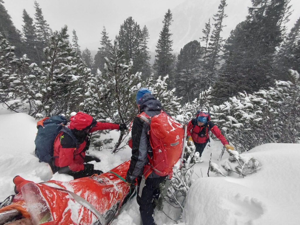 Záchranná akcia vo Vysokých Tatrách v Mengusovskej doline transport v kosodrevine