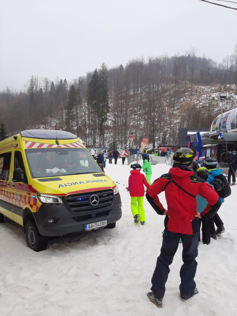žlté vozidlo RLP pri údolnej stanici lanovky na Dedovke, pri vozidle RLP záchranár HZS