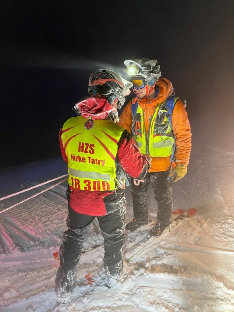 Záchranári HZS smerujú v tme, silnom vetre po zasneženom hrebeni k uviaznutým turistom