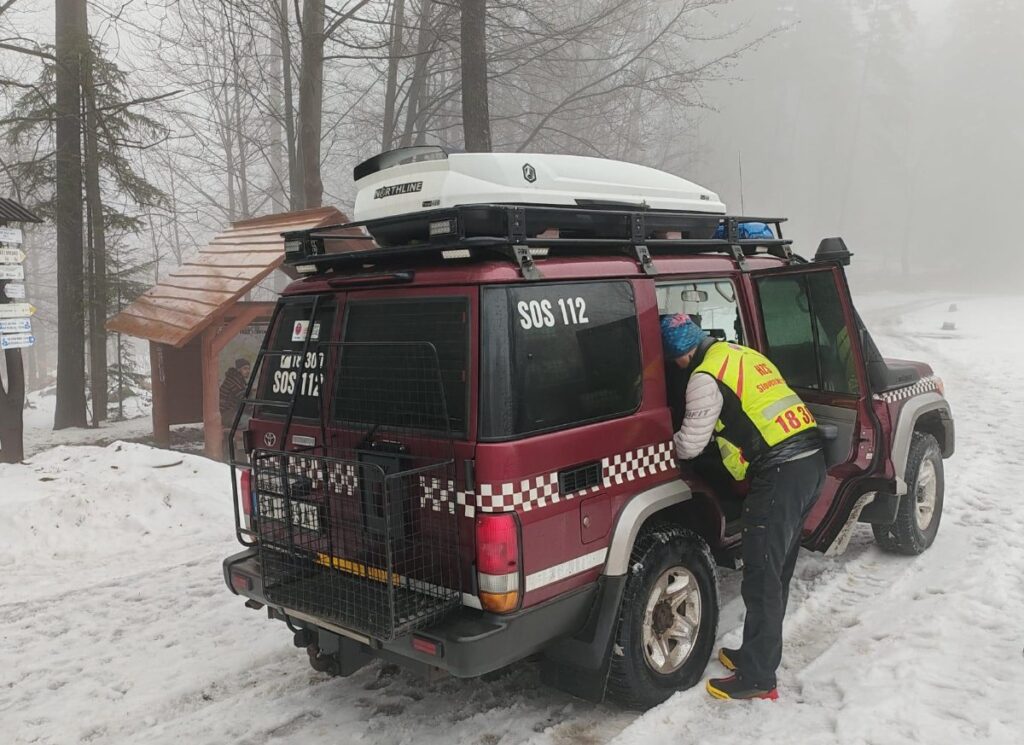 záchranár HZS pri terénnom vozidle HZS v Slovenskom raji