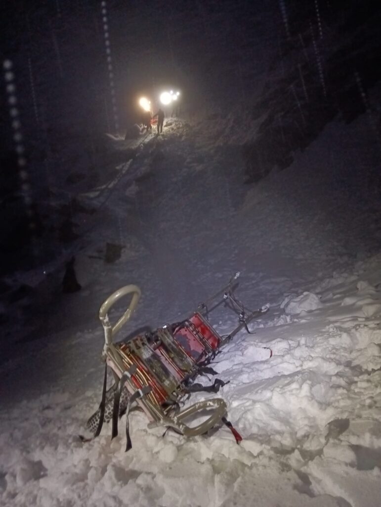 Úraz skialpinistu v Malej Studenej doline transport svahom a lesom