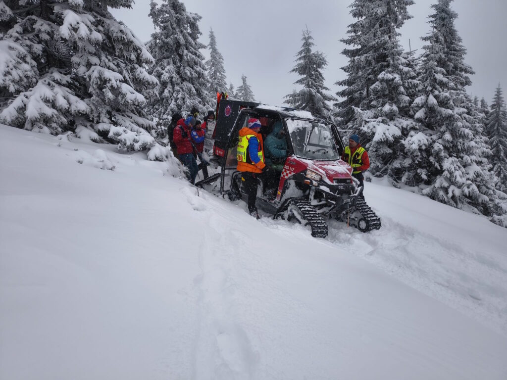 Uviaznutí Poliaci pod Babou horou, transport vyčerpaného zimnou krajinou štvorkolkou na pásoch