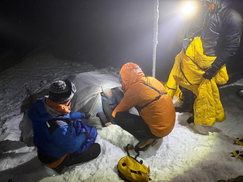 záchranári HZS na hrebeni Nízkych Tatier pri provizórnom bivaku uviaznutých českých turistov