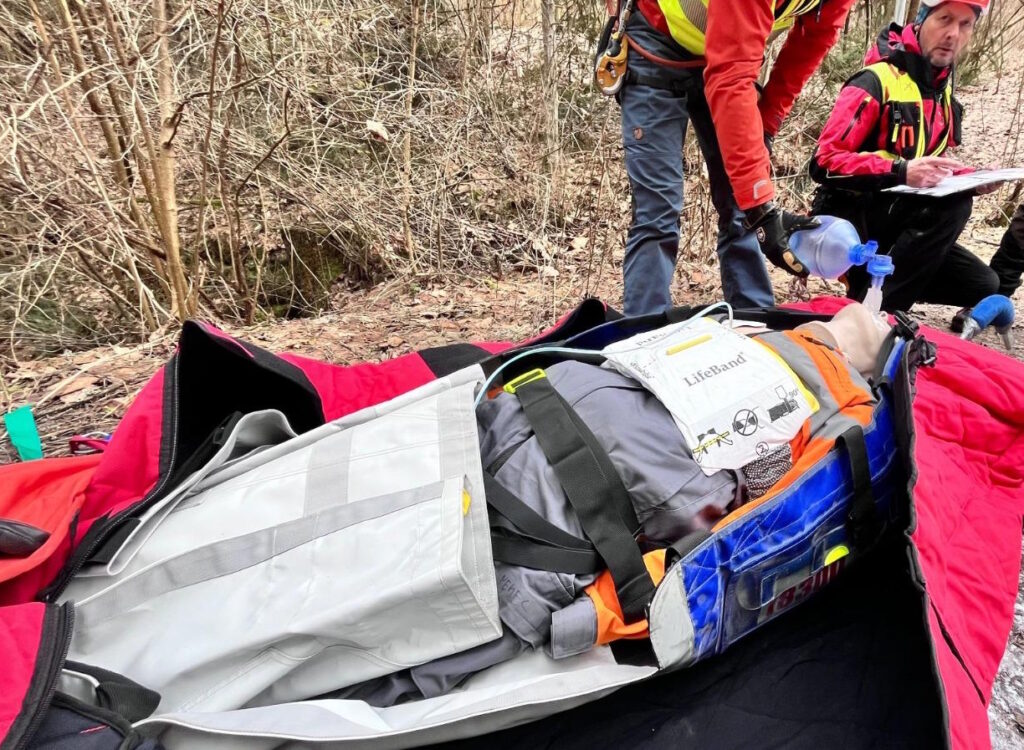 Resuscitácia hlboko podchladeného pacienta po vytiahnutí z vodného toku, pomocou Easy pulse - prístroj na kompresiu hrudníka