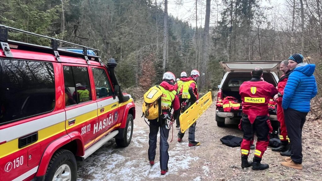 Záchranári HZS spolu s príslušníkmi HaZZ smerujú k pacientovi
