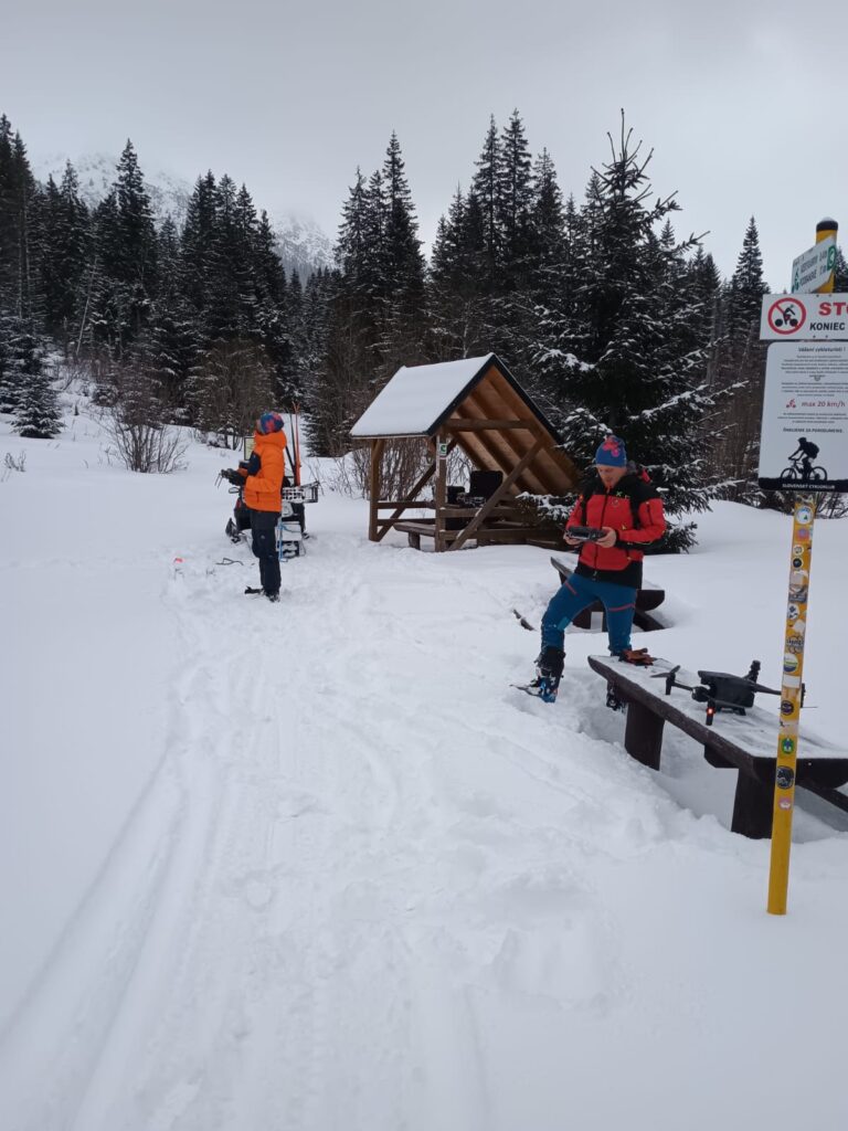 záchranári HZS pomocou dronov pátrajú po nezvestnom poľskom turistovi