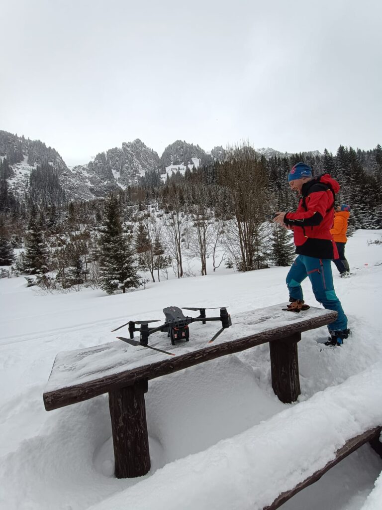 záchranár HZS sa pripravuje na vzlet dronu