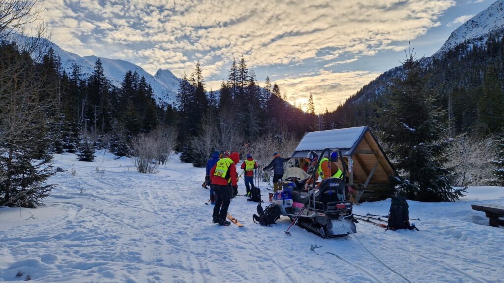 záchranári HZS v Tichej doline, pri prístrešku, záchranári vedľa snežného skútra, cesta dolinou zasnežená