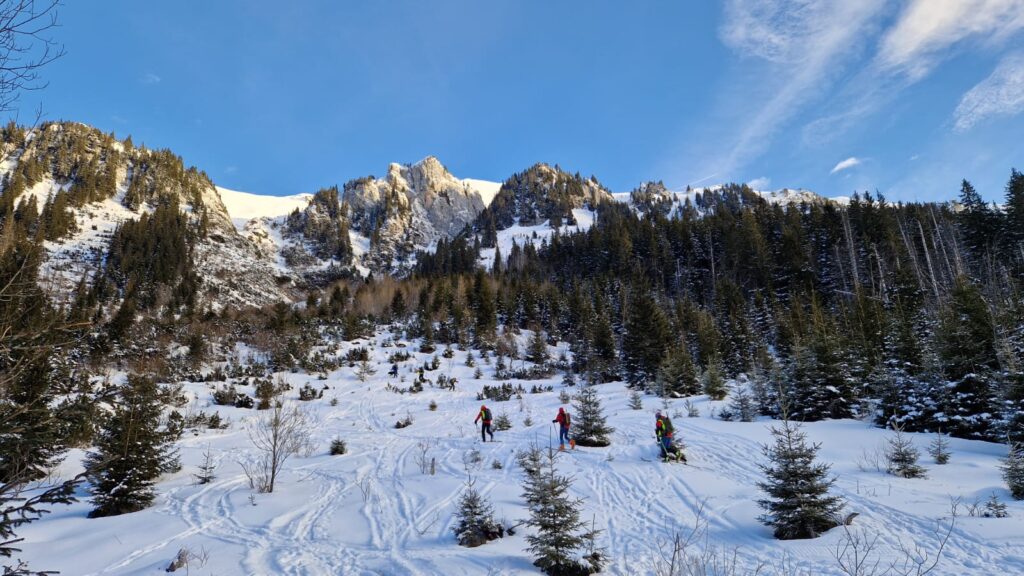 záchranári HZS smerujúci do vytypovanej oblasti - žľabu smerujúceho na Kasprov vrch, v pozadí skalné masívy