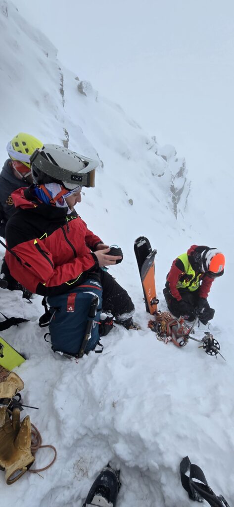 záchranári HZS v exponovanom zasneženom skalnom teréne pri príprave spustu 