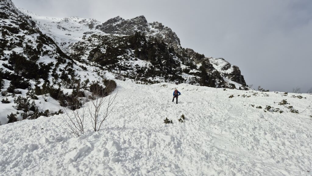 Záchranár HZS prehľadáva lavínisko pomocou lavínového vyhľadávača