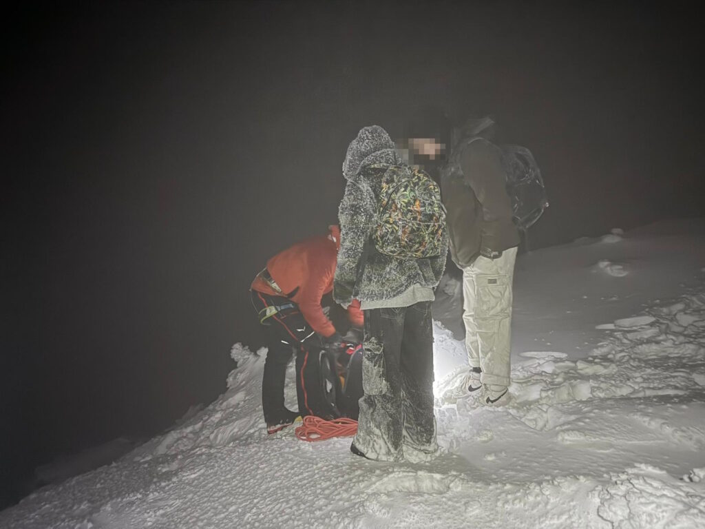Uviaznutí turisti v tme a na zasneženom vrchole