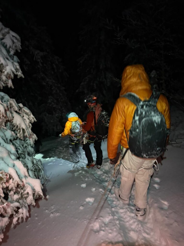 Uviaznutí turisti s horskými záchranármi pri zostupe na krátkom lane