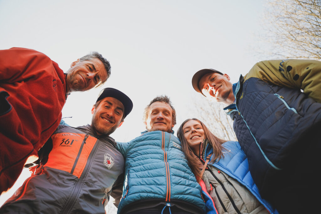 na fotografii pretekári spolu s fotografom a pozorovateľmi preteku