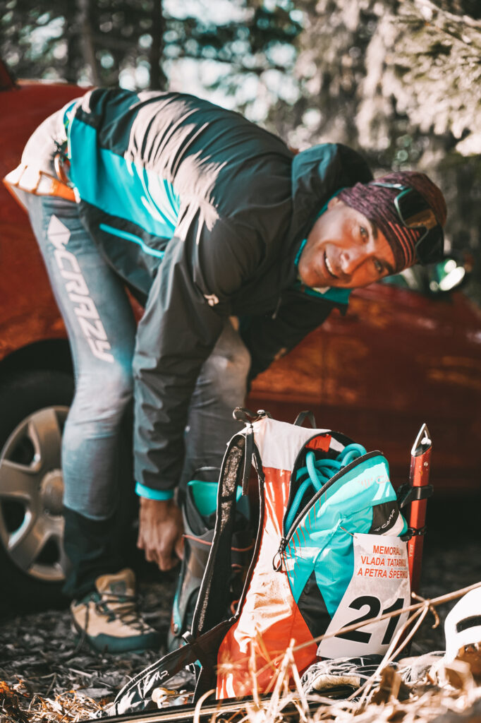 pretekár si pripravuje svoj batoh 