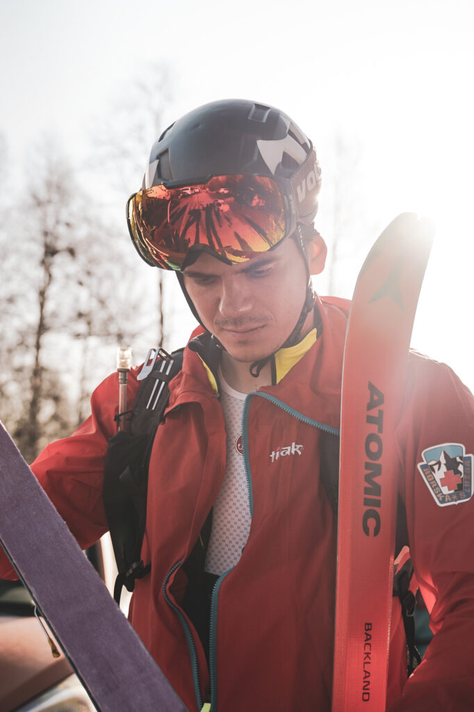 horský záchranár z Horskej služby ČR si pripravuje svoje lyže na výstup 