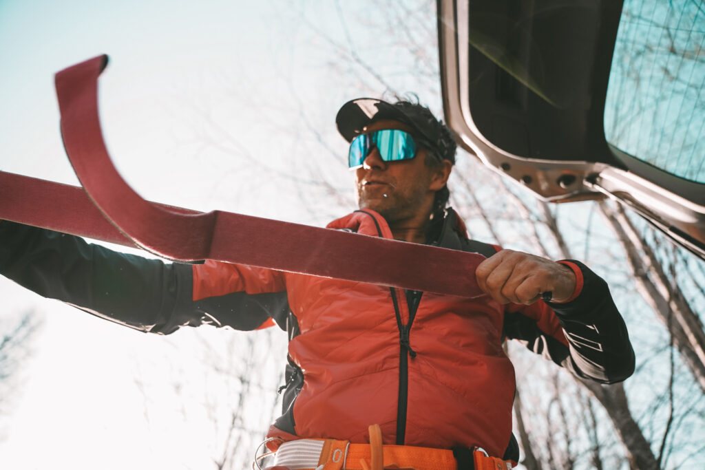 záchranár HZS si rozlepuje stúpacie pásy 