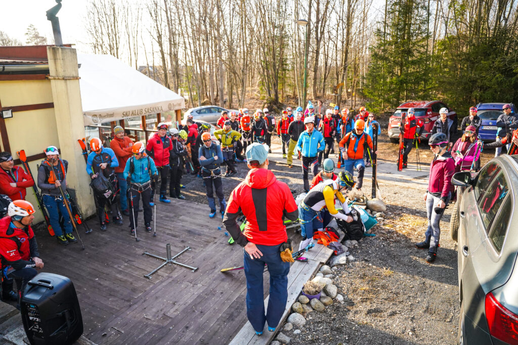 otvorenie memoriálu - na fotografii všetci pretekári, príhovor má riaditeľ trate - horský záchranár z OS VT 