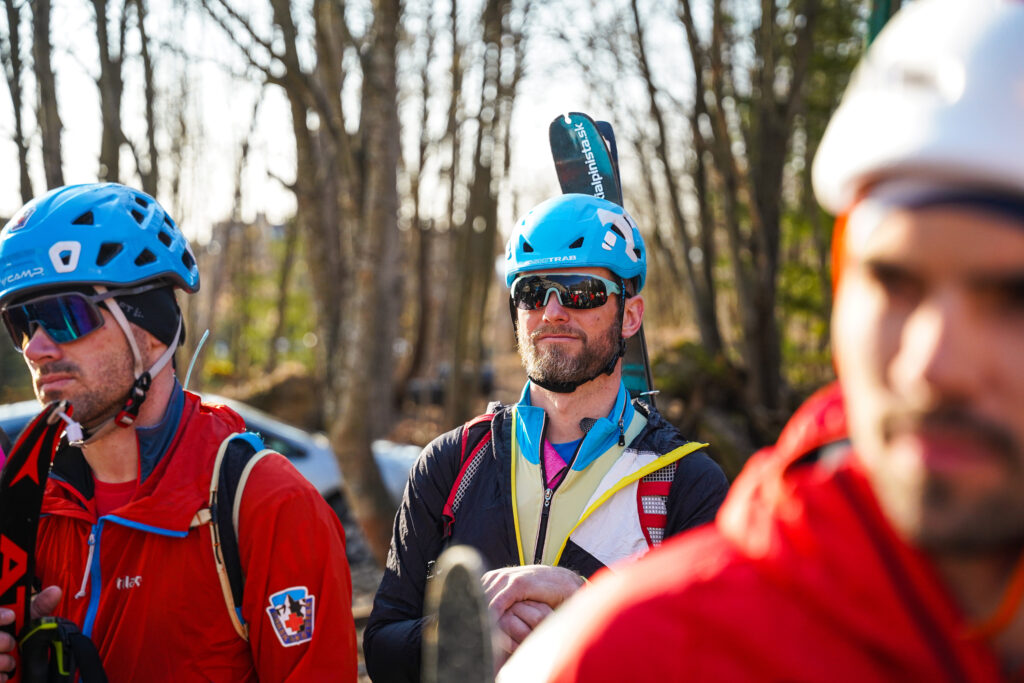 záchranári z HS ČR pripravení pred štartom, lyže pripevnené na batohu 