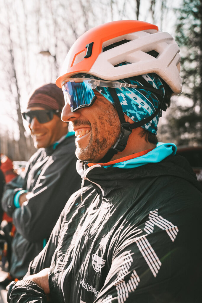 dvojica pretekárov, na tvárach úsmevy, tváre majú ožiarené slnkom 