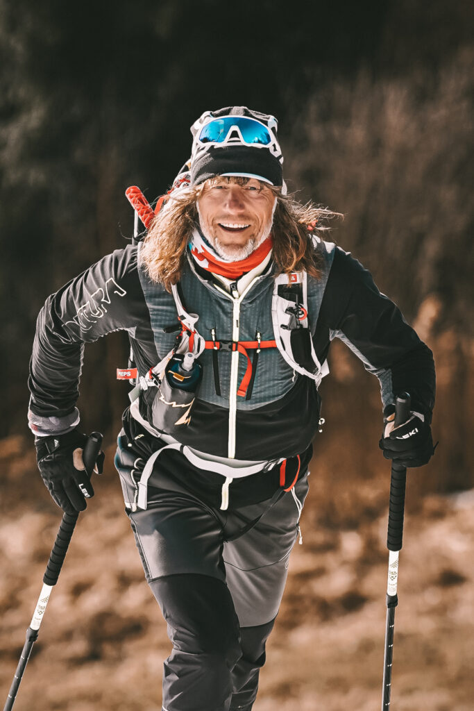 pretekár pri výstupe na skialpinistických pásoch 