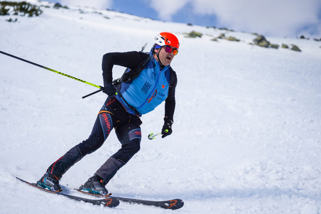 pretekár lyžujúci z Lomnického sedla počas etapy kros 
