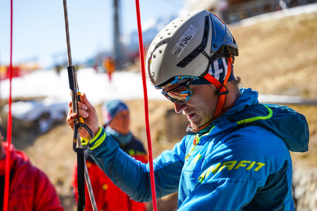 horský záchranár pri disciplíne výstup po lane pomocou kladkostroja a žumaru 