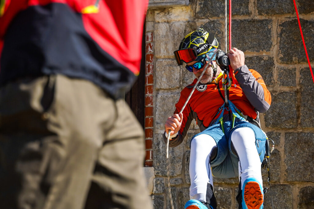 spustenie pretekára na lane pomocou kladkostroja 