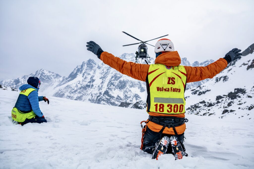 navigácia vrtuľníka záchranárom HZS k zosadnutiu