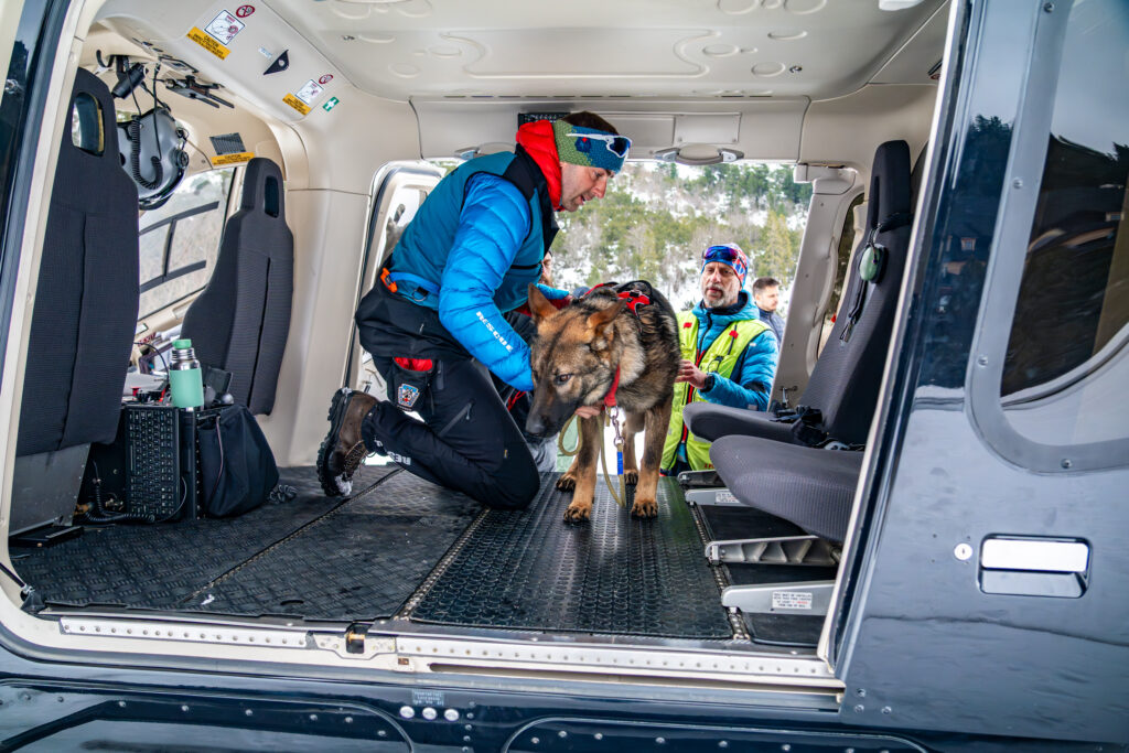 nácvik psovoda a psa pri nasadení vo vrtuľníku