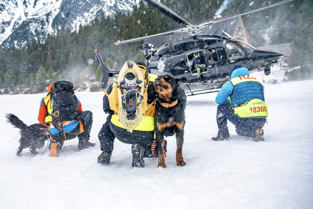 vrtuľník Letky Ministerstva vnútra SR, záchranári a ich psy