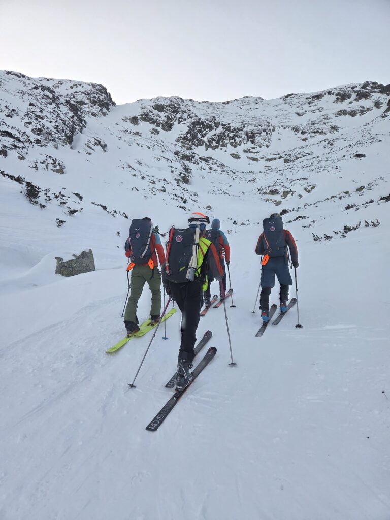 ilustračná foto - záchranári HZS vystupujúci na lyžiach zasneženou dolinou 