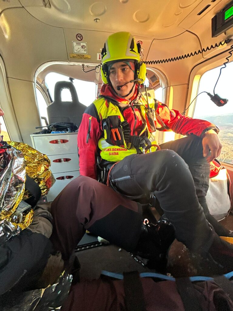 Horský záchranár s pacientkou na palube vrtuľníka