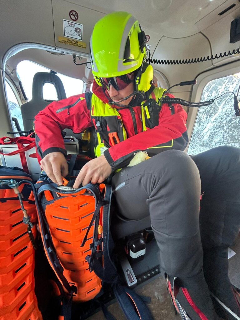 Horský záchranár vo vrtuľníku