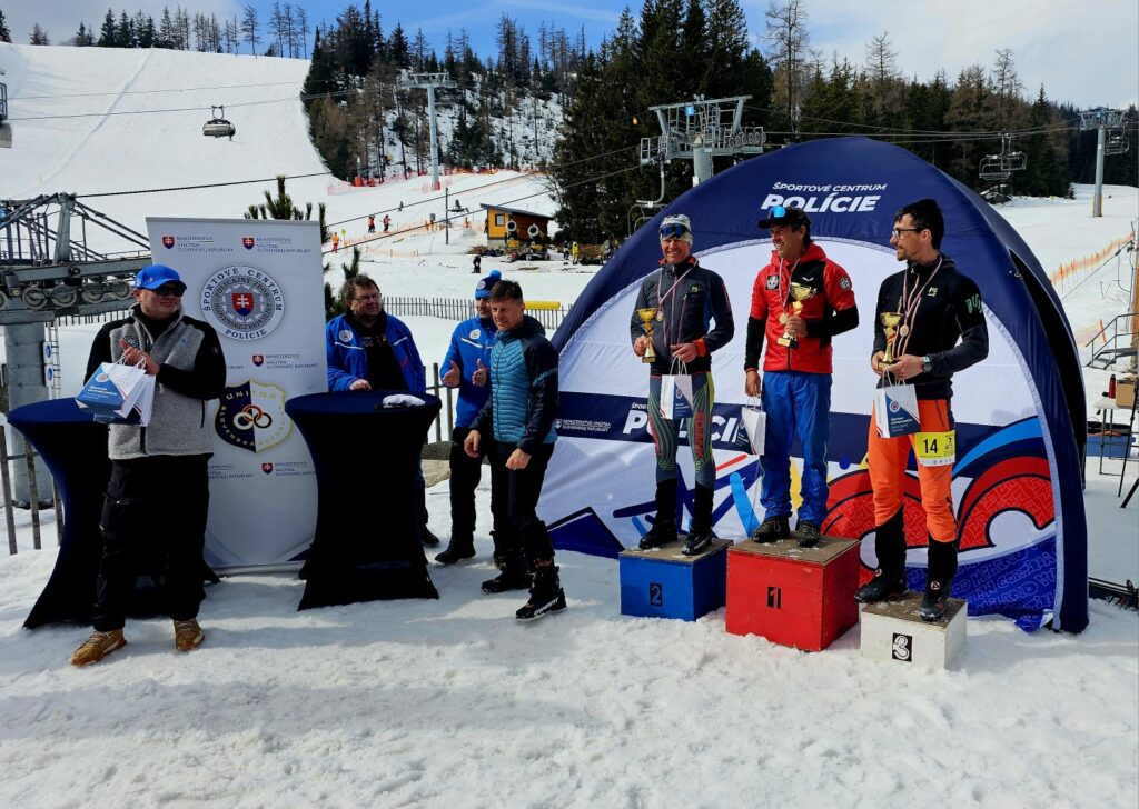 záchranár HZS Ján Šustr na stupni víťazov 