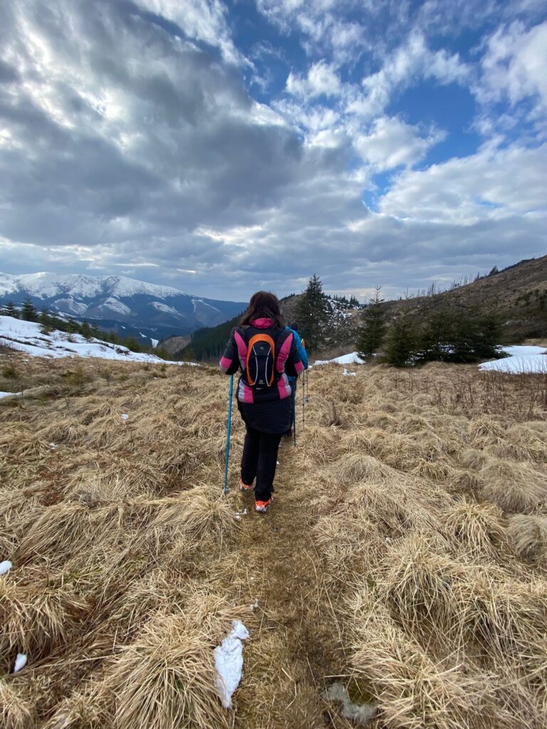 turistka zostupujúca z hôr v lokalite Nízke Tatry